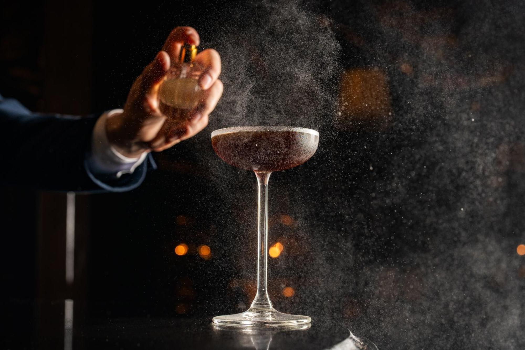 Hotel Rosewood São Paulo Zewnętrze zdjęcie A bartender dusting a cocktail with ground nutmeg